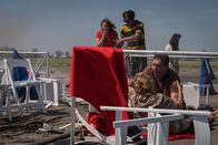 Mayday - Alarm im Cockpit – Brantford, Ontario, Canada - After pilot Jimmy Leeward's accident at the 2011 Reno Air Race, spectators of the event try to re-orient themselves, among the wreckage. 10 spectators and pilot Leeward were killed when the modified warplane slammed to the ground after losing part of its elevator.