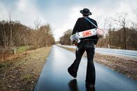 Wir springen ein - Arbeit auf Abruf – Immer unterwegs zu sein und nie zu wissen, was einen erwartet – darauf hat sich Dominik bewusst eingelassen, als er sich entschieden hat, auf die Walz zu gehen.