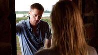 Straw Dogs - Wer Gewalt sät – Die friedliche Atmosphäre trübt sich, als Amy (Kate Bosworth) bemerkt, dass plötzlich Ex-Freund Charlie (Alexander Skarsgard) vor ihrer Tür steht. Daraufhin nimmt das Wiedersehen eine gefährliche Wendung.