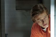 MacGyver – Um das Vertrauen von Drogenbaron El Noche zu gewinnen, begiebt sich MacGyver (Lucas Till) selbst als Insasse in ein Hochsicherheitsgefängnis.
