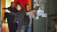Law & Order: Special Victims Unit – In einer Schule in New York kommt es zur Tragödie: Zwei Schüler werden erschossen. Da die beiden toten Jungen nackt auf dem Boden liegen, wird die Special Victims Unit eingeschaltet. Die Detectives Tutuola (Ice-T, l.), Benson (Mariska Hargitay) und Stabler (Christopher Meloni) gehen mit äußerster Vorsicht vor.