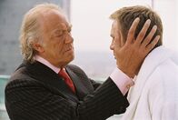 Layer Cake – Gangster Jimmy Price (Kenneth Cranham, l.) gibt seinem Angestellten (Daniel Craig, r.) einen speziellen Auftrag. Er soll sich auf die Suche nach der verlorenen Tochter seines alten Kumpels Edward Temple machen ...