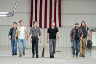 MacGyver – MacGyver (Lucas Till, 3.v.l.) und Jack Dalton (George Eads, 3.v.r.)
