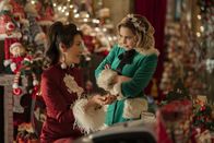 Last Christmas – v.li.: Santa (Michelle Yeoh); Kate (Emilia Clarke)