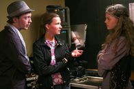 Emm@s Ch@troom – Emma (Sophie Karbjinski, re.) versucht, die belastenden Video Bilder von den Produzenten (Tino Mews und Zarah Jane McKenzie) der Show zurückzuholen.