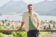 Die Landarztpraxis – Max Raichinger (Alexander Koll) Dateiname: 2777238.tif; Rechtehinweis: Dieses Bild darf bis eine Woche nach Ausstrahlung honorarfrei fuer redaktionelle Zwecke und nur im Rahmen der Programmankuendigung verwendet werden. Spaetere Veroeffentlichungen sind nur nach Ruecksprache und ausdruecklicher Genehmigung der Seven.One Entertainment Group GmbH moeglich. Nicht fuer EPG! Verwendung nur mit vollstaendigem Copyrightvermerk. Das Foto darf nicht veraendert, bearbeitet und nur im Ganzen verwendet werden. Es darf nicht archiviert werden. Es darf nicht an Dritte weitergeleitet werden. Aneinanderreihung/Zusammenlegung/Kopplung von Bildern zum Zweck der Erstellung von Slide-Shows o.ä. nicht gestattet; Verbindung/Einfügen/Anfügen von Werbung nicht gestattet. Bei Fragen: foto@seven.one Voraussetzung fuer die Verwendung dieser Programmdaten ist die Zustimmung zu den Allgemeinen Geschaeftsbedingungen der Presselounges der Sender der Seven.One Entertainment Group GmbH.