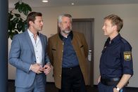 Die Rosenheim-Cops – Die Kommissare Hansen (Igor Jeftić, l.) und Stadler (Dieter Fischer, M.) erfahren von Polizeihauptmeister Mohr (Max Müller, r.), dass das Opfer privat und nicht beruflich zu Gast im Hotel war.