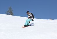 Powder Girl – In ihrer Freizeit beginnt Kim (Felicity Jones) Snowboard zu fahren, wobei sie als früheres Skateboardtalent schnell Fortschritte macht., aber zugleich durch ein emotionales Trauma ausgebremst wird, das sie letztlich überwindet