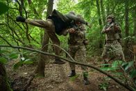 neoriginal: Generation Z – Das Virus setzt bei Rentner Frank (Paul Bentall) neue Kräfte frei. Er nimmt es im Wald gleich mit mehreren Soldaten (Komparsen) auf.