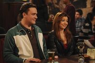 How I Met Your Mother – Lily (Alyson Hannigan, r.) lässt schon seit Jahren ihren Freund aus Collegezeiten, Scooter, an der Angel zappeln. Als Marshall (Jason Segel, l.) davon erfährt, macht er mit Lily Übungen, wie sie es schafft, Scooters Hoffnung auf eine Zukunft mit ihr zu zerstören ...