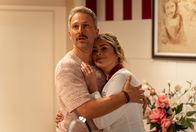 Sturm der Liebe – Miro (Pablo Sprungala, l.) wünscht sich, dass Greta (Laura Osswald, r.) mit ihm zusammen nach Afrika mitkommt.