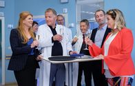 In aller Freundschaft – Keiner hat es für möglich gehalten, aber es ist dennoch passiert. Gesundheitsdezernentin Dr. Vera Bader (Claudia Wenzel, li.) hat sich für die Erweiterung des Bioprint-Exzellenzzentrums in der Sachsenklinik stark gemacht. v.li.: Claudia Wenzel, Thomas Rühmann, Udo Schenk, Heikko Deutschmann, Alexa Maria Surholt