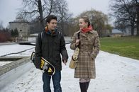 Schloss Einstein – Tommy (Lucas Leppert) und Constanze (Henrieke Fritz) haben zunehmend Spaß an ihren Mails für Tobias. Doch die Sache wird ernst: Um nicht aufzufliegen, müssen sie sich als Paar ausgeben.