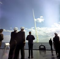 Inside NATO – Die 60er-Jahre stehen im Zeichen der Aufrüstung: US-Präsident Kennedy begutachtet den Abschuss einer Rakete.