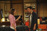 How I Met Your Mother – Seit Robin (Cobie Smulders, l.) und Ted (Josh Radnor, r.) zusammen leben, streiten sie sich am laufenden Band. Um den Streitigkeiten aus dem Weg zu gehen, beschließen sie "Freunde mit Extras" zu werden und schlafen seitdem bei jeder Gelegenheit miteinander, was Barney alles andere als freut ...