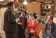 The Big Bang Theory – (v.l.n.r.) Bert (Brian Posehn); Howard (Simon Helberg); Bernadette (Melissa Rauch); Stuart (Kevin Sussman)