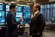 Bull – Bauunternehmer Andrew Withrow (Toby Leonard Moore, l.) ist wegen eines Konstruktionsfehlers und des daraus resultierenden 15-fachen Totschlags angeklagt. Bull (Michael Weatherly, r.) wurde von der Staatsanwaltschaft engagiert, da dies ein schwer zu gewinnender Fall werden könnte. Withrow erkennt Bulls Potential und möchte es für sich nutzen ...