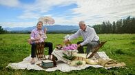 Sturm der Liebe – Alfons (Sepp Schauer, r.) führt für Hildegard (Antje Hagen, l.) eine japanische Tee-Zeremonie durch.