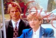MacGyver – Eine einfache Rechenaufgabe auf einer Telefonzelle stellt MacGyver (Richard Dean Anderson, l.) und Lieutenant Murphy (Kim Zimmer, r.) vor eine scheinbar unlösbare Aufgabe.