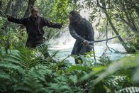 Black Sails – Silver (Luke Arnold, r.), Hands und einige Piraten verfolgen Flint (Toby Stephens, l.) und Dooley, die den Schatz nach Skeleton Island gebracht haben. Werden sie es schaffen, ihn zu vergraben, bevor ihre Feinde ihn in ihre Gewalt bringen können?
