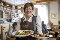 Heimatleuchten – Herta Leitner beim Servieren in der Stubn des Platzwirtes in Graden in der Steiermark.