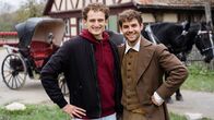 Checker Julian – Julian (links) am Set von "Der starke Hans" mit dem Schauspieler Lucas Reiber. Weiteres Bildmaterial finden Sie unter www.br-foto.de.