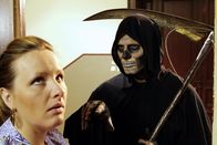 Sechserpack – Da kommt der Tod nun höchstpersönlich, um endlich den ungeliebten Nachbarn abzuholen, und dann ist der gar nicht da! Und dabei hat er doch sogar ´nen Parkplatz direkt vor der Tür gefunden! (Nina Vorbrodt, l. und Hanno Friedrich, r.)