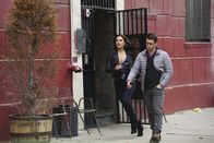 Castle – Esposito trifft bei einem neuen Fall auf seine Ex-Verlobte Sonia Ruiz (Angélica Celaya, l.). Die ist damals wegen Diebstahls verhaften worden und soll nun Beckett und ihrem Team dabei helfen, einen Raubüberfall aufzuklären ...