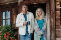 Der Bergdoktor – Dr. Martin Gruber (Hans Sigl) und Karin Bachmeier (Hilde Dalik) fühlen sich auf dem Gruberhof wohl.
