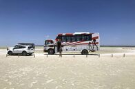 Unentdecktes Nordnamibia – Touristenbus im Etosha-Nationalpark.
