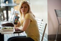The Call - Leg nicht auf! – Die junge Casey (Abigail Breslin) hat mit ihrer Freundin im Einkaufszentrum gegessen.