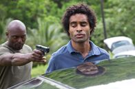 Deadly Tropics – Als Kommandant Galpin (Jimmy Jean-Louis, l.) davon erfährt, dass Aurélien (Julien Béramis, r.) und seine Kollegen ihn verdächtigen, kann er das nicht auf sich beruhen lassen und entschließt sich, zu handeln.