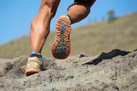 Red Bull Dolomitenmann – Sportler-Trailrunning in den Bergen auf felsigem Gelände, Sportschuhe im Detail