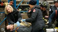 Chicago Fire – Erste Hilfe: Kara Killmer als Sylvie Brett, Annie Ilonzeh als Emily Foster
