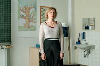 Rufmord – Luisa (Rosalie Thomass) ist frustriert. Die Schulleiterin will sie beurlauben.
