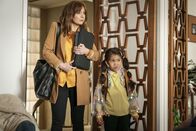 Spreadsheet – Lauren (Katherine Parkinson, l.); Lola (Maila Latukefu, r.)