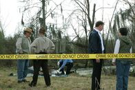 Tatort Sumpf – Deputy Schlessman and Special Agent Farley interviewing witnesses while police process crime scene.