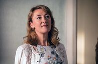 Mum – Pauline (Dorothy Atkinson) kann nicht mit Lyn, Dereks früherem Schwarm, umgehen.