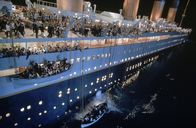 Titanic – England 1912. Die Jungfernfahrt der Titanic, des größten und luxuriösesten Passagierdampfschiff seiner Zeit. Eines Tages jedoch rammt die Titanic einen riesigen Eisberg. Panik bricht an Bord aus ...