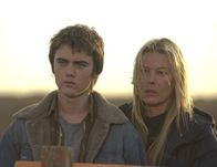 Walled In - Mauern der Angst – Sam lernt die Hausherrin Mary (Deborah Kara Unger,r.) und ihren Sohn Jimmy (Cameron Bright) kennen.