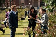 The Mentalist – Können Dr. Sonia Kidd (Zuleikha Robinson, M.) und Paul Friedman (Rob Benedict, r.) Patrick (Simon Baker, l.) bei den Ermittlungen in einem neuen Mordfall behilflich sein?; Können Dr. Sonia Kidd (Zuleikha Robinson, M.) und Paul Friedman (Rob Benedict, r.) Patrick (Simon Baker, l.) bei den Ermittlungen in einem neuen Mordfall behilflich sein?