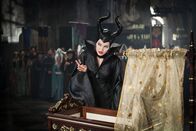 Maleficent - Die dunkle Fee – Um sich an König Stefan für seinen Verrat ihr gegenüber zu rächen, taucht die dunkle Fee Maleficent (Angelina Jolie) ungeladen bei der Taufe von Prinzessin Aurora auf und belegt das wehrlose Kind mit einem Fluch, der sie an ihrem 16. Geburtstag in einen todesähnlichen Schlaf versetzen wird.
