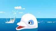 Zoom - Der weiße Delfin – Der weiße Delfin Zoom schaut mit dem Kopf aus dem Wasser und schaut begeistert einem Fisch hinterher, der gerade neben ihm im Meer landet.