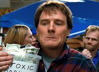 Malcolm mittendrin – Hal (Bryan Cranston) sammelt Geld für die Opfer eines Giftunfalls.