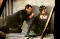 Aeon Flux – Als Aeon Flux (Charlize Theron, r.) ihrem Opfer (Marton Csokas, l.) endlich gegenüber steht, muss sie jedoch feststellen, dass sie für eine Intrige missbraucht wurde, die dem Falschen ans Leder will ...