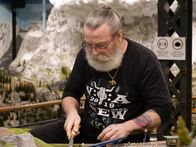 Die Modellbauer - Das Miniatur Wunderland – Gaston Burkhardt wants to replace the old ice rink in the Austrian section of the "Miniatur Wunderland".