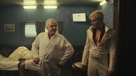 Das kleine Fernsehspiel: Das schwarze Quadrat – Die Kunstdiebe Vincent (Bernhard Schütz, l.) und Nils (Jacob Matschenz, r.) müssen sich auf einem Kreuzfahrtschiff als Entertainer dem Publikum stellen, obwohl sie möglichst unauffällig bleiben wollten.