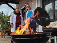 Smart Shopper – Uke Bosse und Materialexpertin Irina Mazilu-Eyaz testen die Anzünddauer und Temperaturverteilung des Weber-, Taino- und LIDL-Grills beim "Teuer- vs. Billig-Test“ im Outdoor-Studio.
