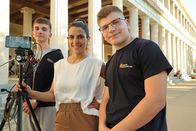 Triff... – Die Schüler Panagiotis Pantazis und Angelos Malioris sind begeisterte Philosophie-Fans und haben auch schon an einer Philosophie-Olympiade teilgenommen.