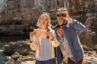 The Mallorca Files – Miranda (Elen Rhys) und Max (Julian Looman) suchen auf einer felsigen Insel nach dem goldenen Kompass. Doch sie sind nicht allein, auch andere Schatzsucher sind vor Ort.